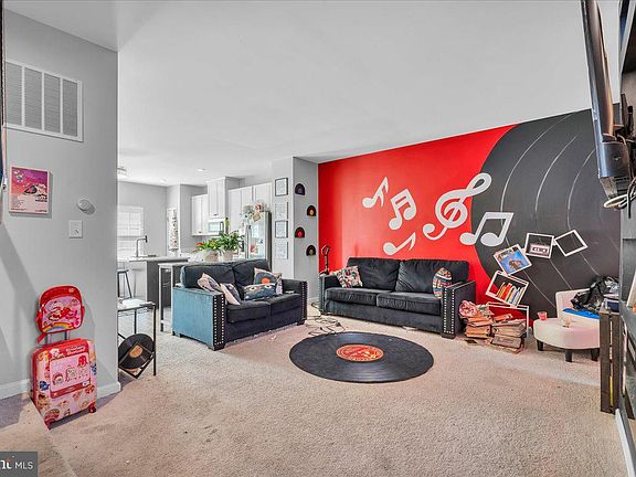 4th image of 509 Evelyn Way
