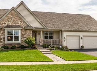 1039 River Knoll Cir, Oconomowoc, WI 53066