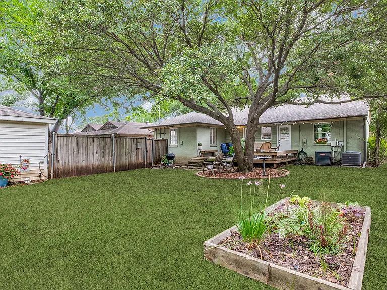 6323 Ravendale Ln — Photo 12