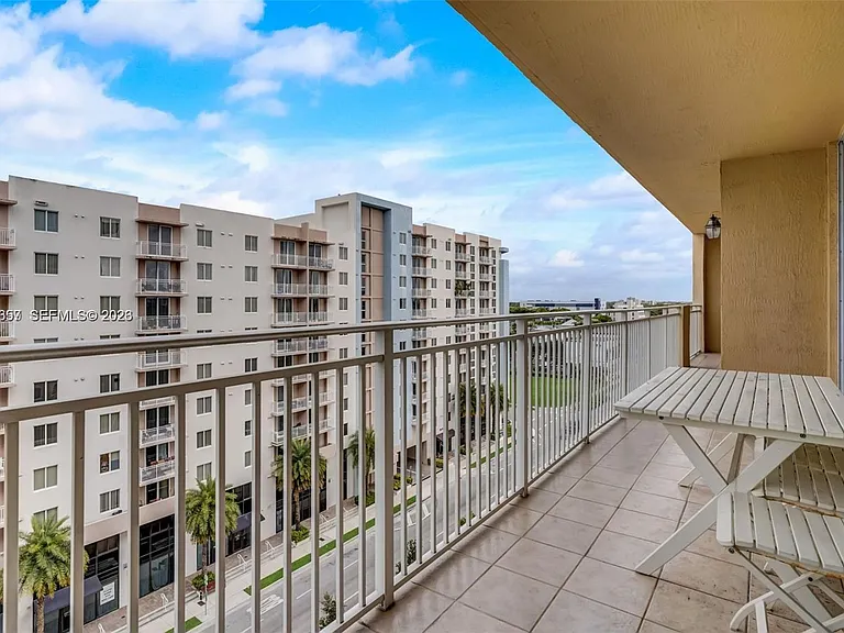 2425 SW 27th Ave #806 — Photo 30