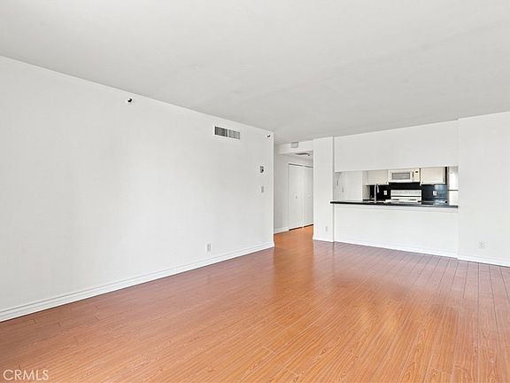 2nd image of 600 W 9th St APT 910