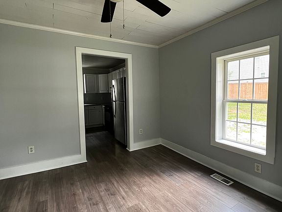 5th image of 206 E College St