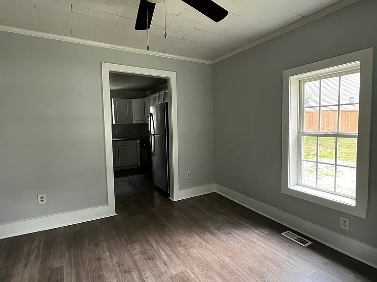206 E College St — Photo 5