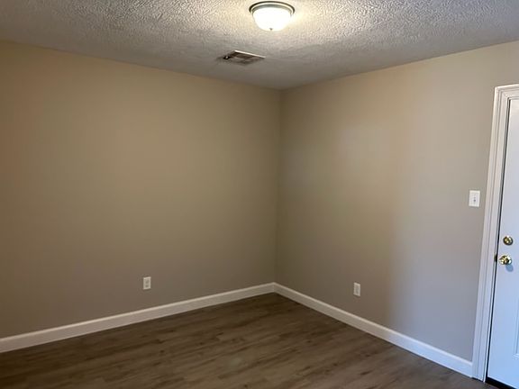 5th image of 5010 Hawthorn Dr