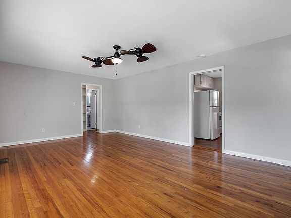 4th image of 944 Spottswood Dr