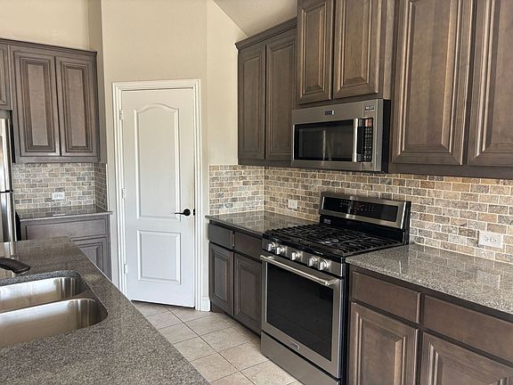 5th image of 504 Endicott Dr