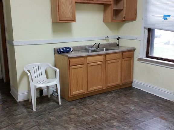 3rd image of 413 Sibley Blvd