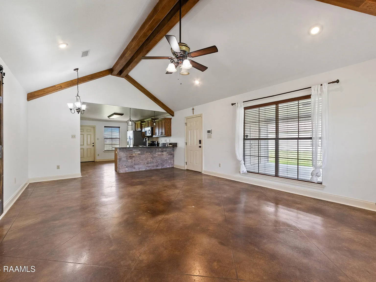 3 bed, 1300 sqft, $1,550 — Photo 2