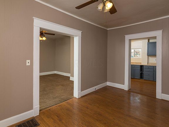 3rd image of 209 E Chestnut St
