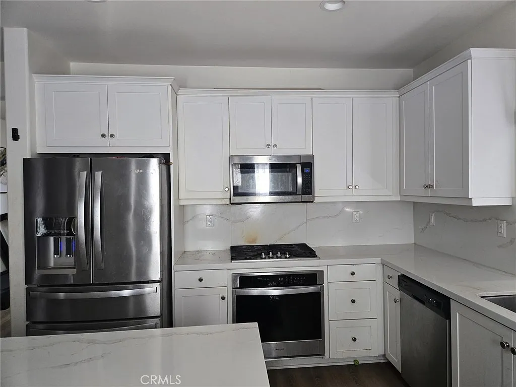 4 bed, 2239 sqft, $3,200 — Photo 4