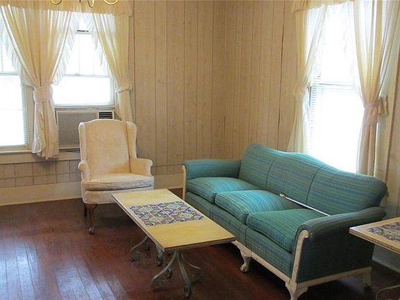 2nd image of 907 Park Dr