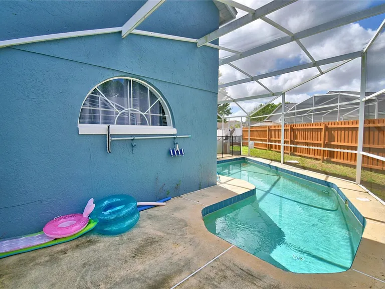 2935 Dickens Cir — Photo 41