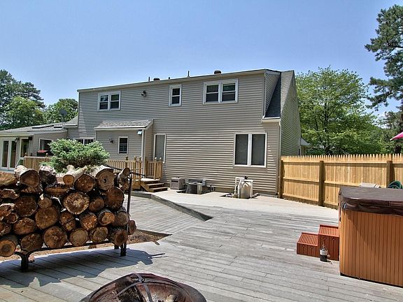 3rd image of 23 Yorkshire Dr