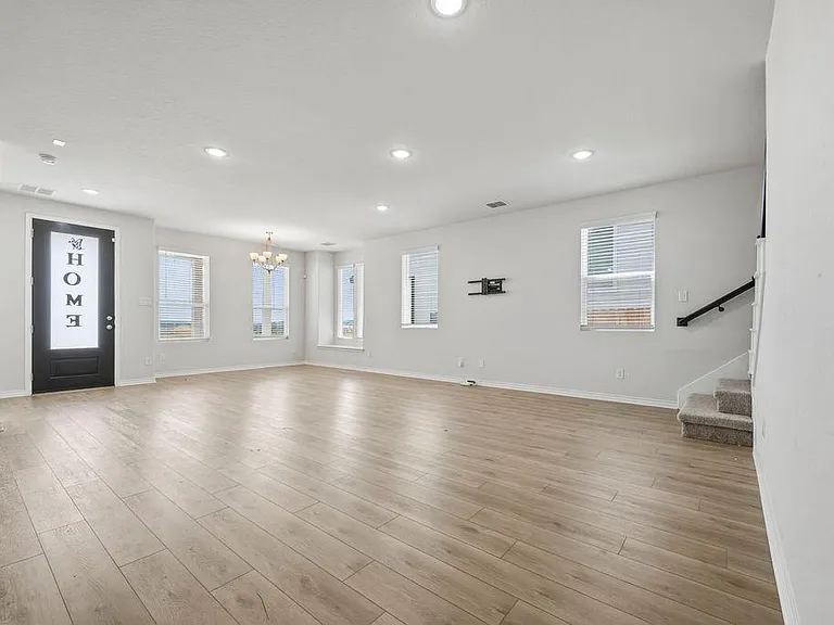 245 Leeland Dr — Photo 3