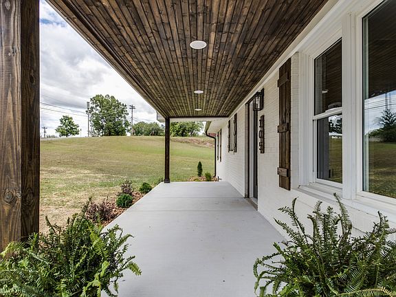 5th image of 305 Sunset Dr