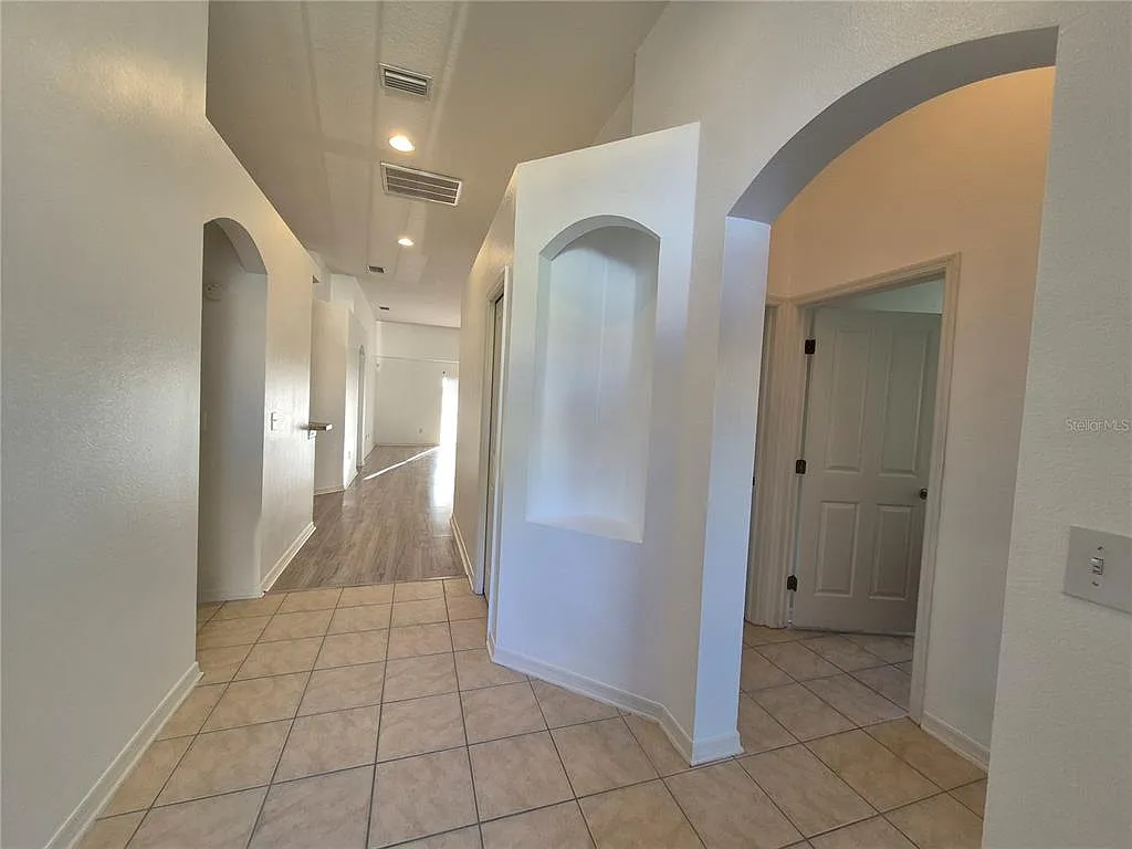 Building Photo - 6833 Runner Oak Dr
