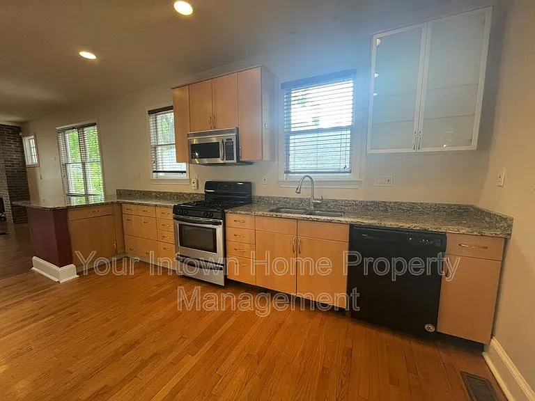 639 Somerset Ter NE — Photo 9