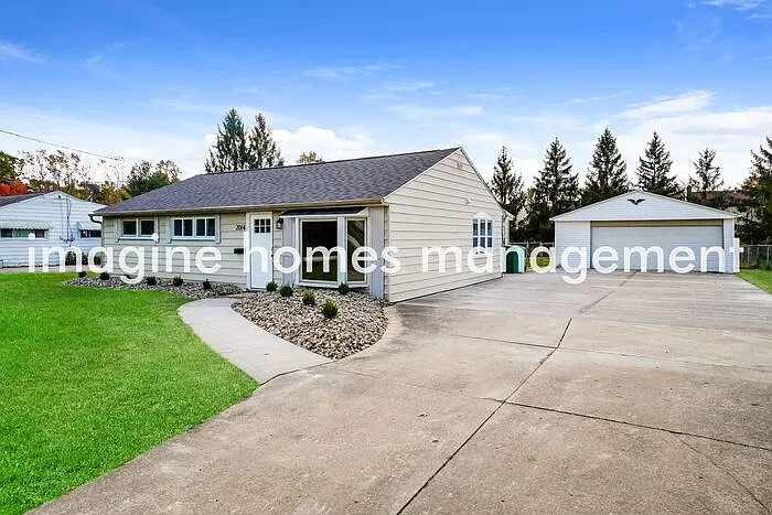3 bed, 1.0 bath, 1180 sqft, $1,950 — Photo 3