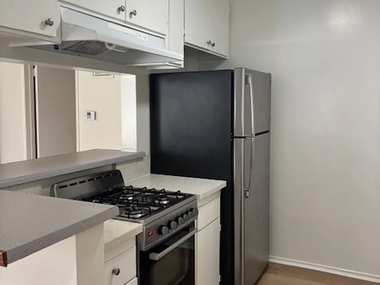 1435 S Bundy Dr — Photo 8
