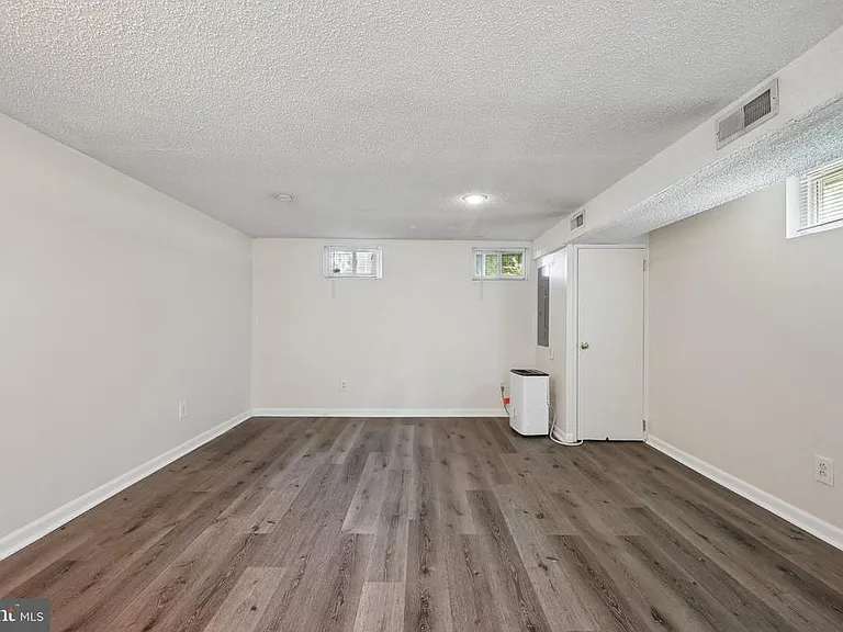 118 Sylvan Ter — Photo 19