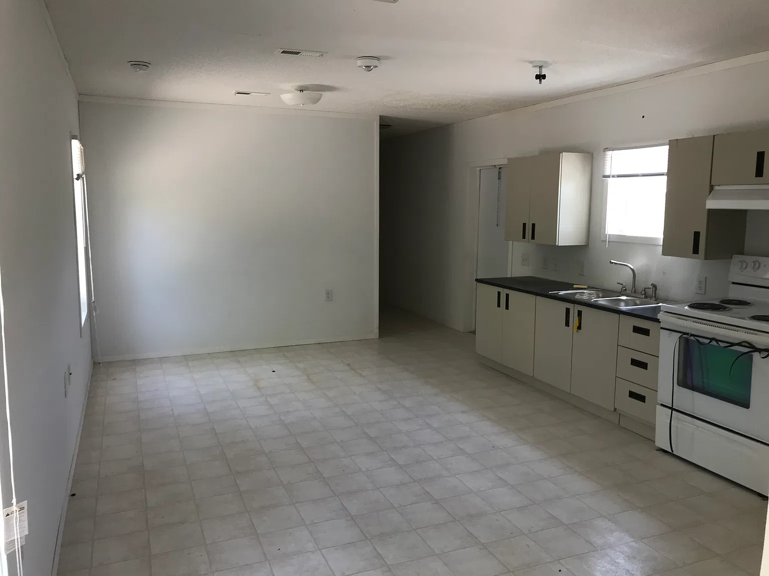 3 bed, 1100 sqft, $1,300 — Photo 4