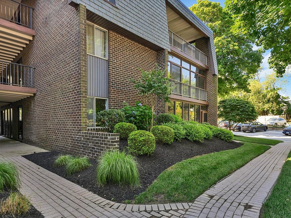1st image of 5 Stonehenge Cir APT 2