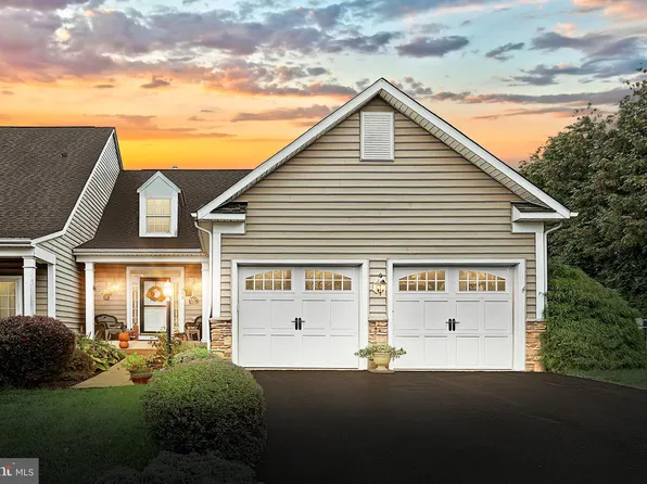 852 Cougar Pointe Cir, Seven Valleys, PA 17360