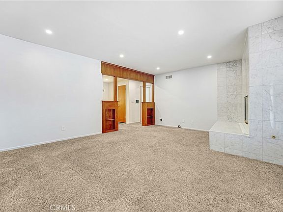 4th image of 10352 Hayvenhurst Ave