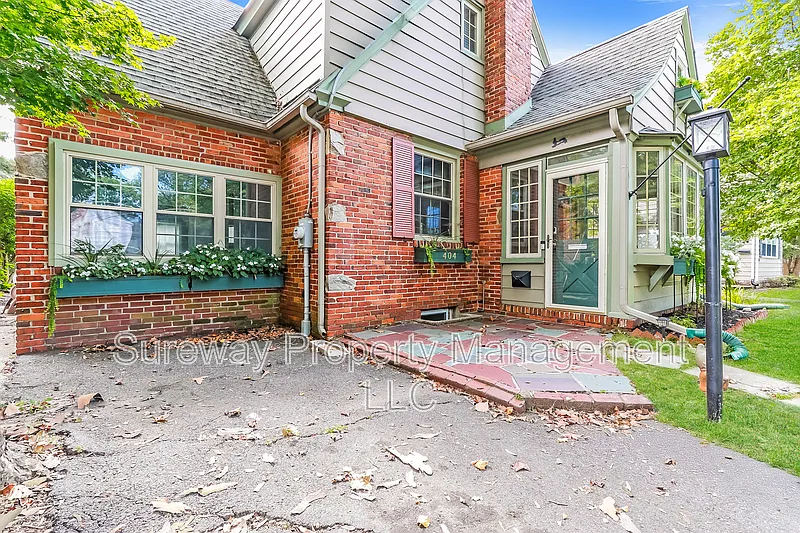 3 bed, 2.0 bath, 1628 sqft, $3,300 — Photo 3