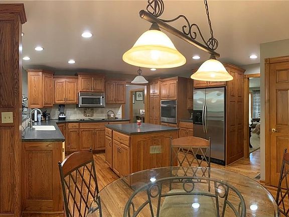 3rd image of 1070 Crestview Ln