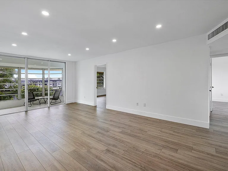 1302 NE 191st St #323A — Photo 2