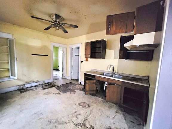 3rd image of 716 Crawford St