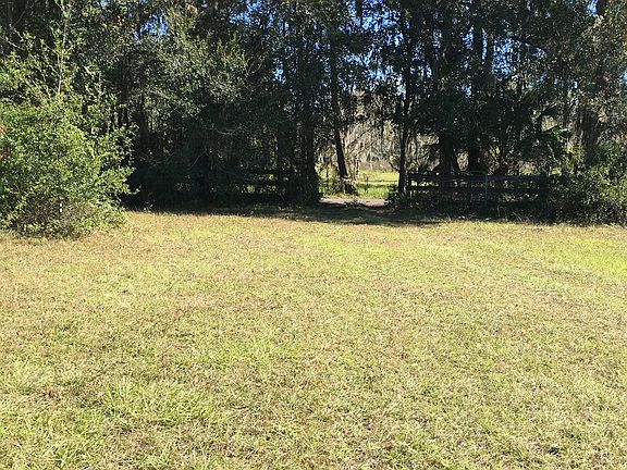 Entrance on 106 Ct Rd