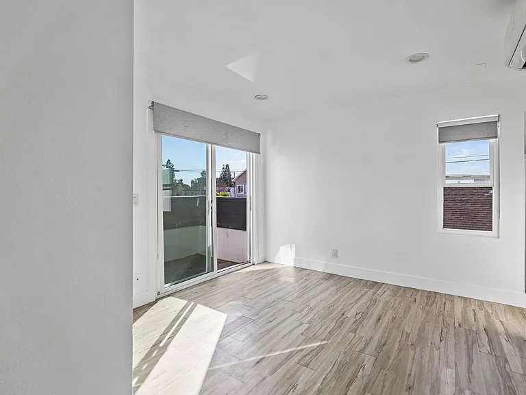 850 N Van Ness Ave — Photo 26