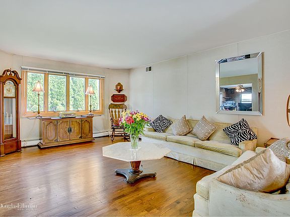 4th image of 7 Country Ct
