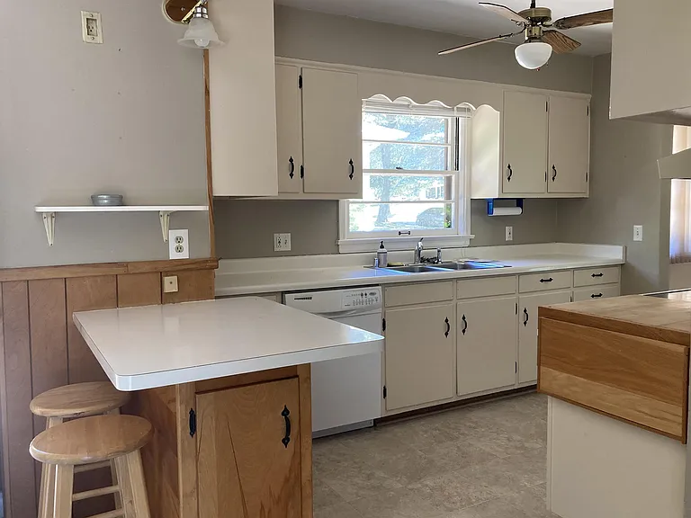 Eat-in Counter, Built-in Cutting Board