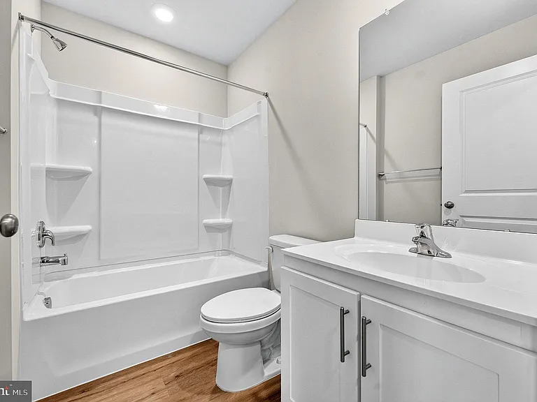 120 Essex Dr — Photo 22