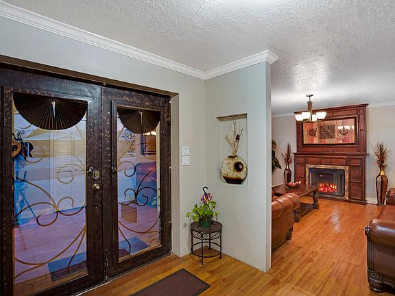 3rd image of 810 Argentina St