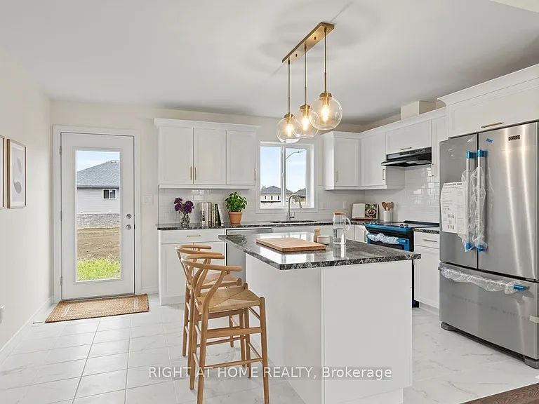 382 Mulberry Ln — Photo 4