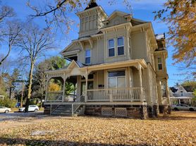 2 bed, 1.0 bath, $530