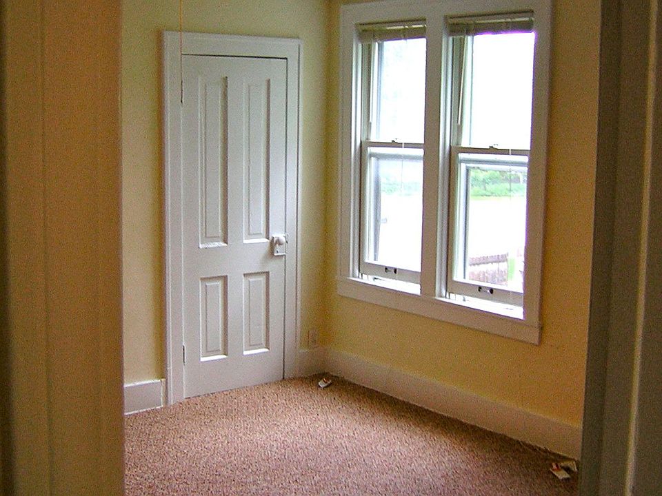 1st image of 527 Hall Ave APT 3