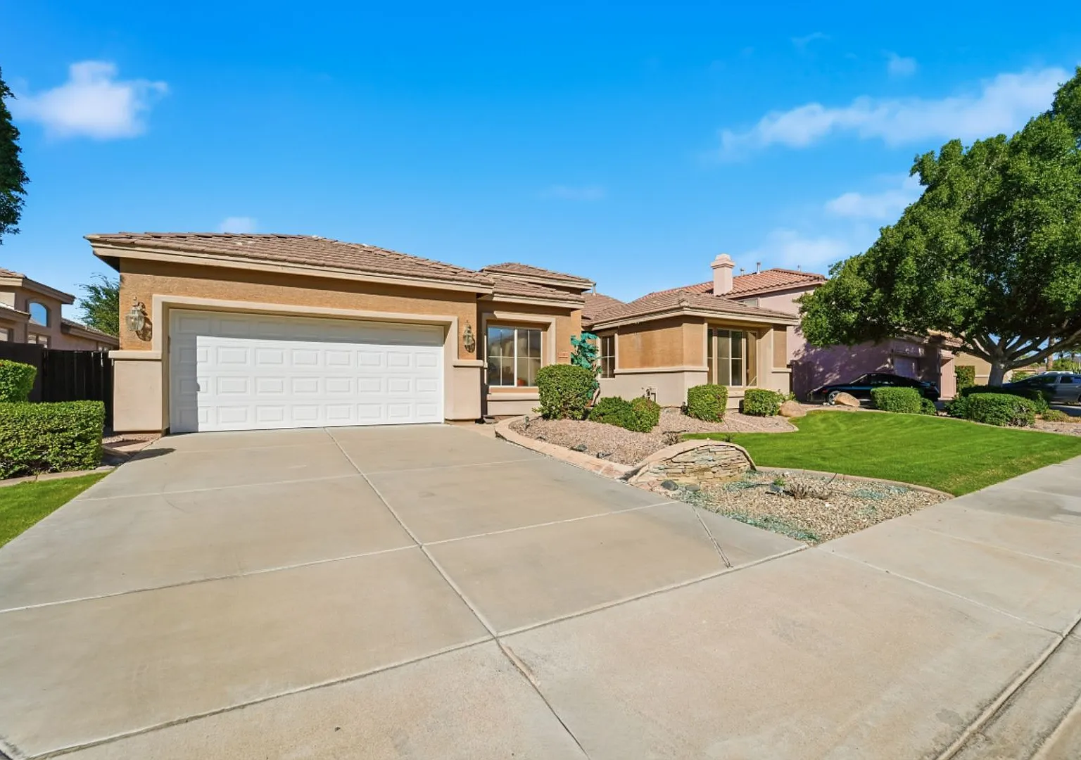 Beautiful Single-Level Home with Private Pool Prime Arrowhead Location! — Photo 3