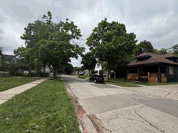 4th image of 910 S Webster St