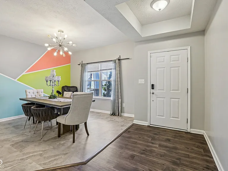 6673 Laurelwood Dr — Photo 4