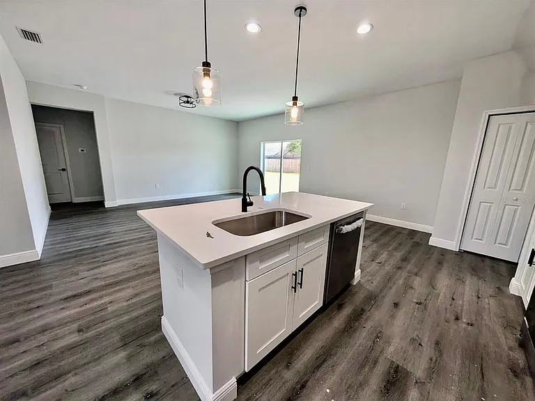 21295 Wynyard Ave — Photo 6