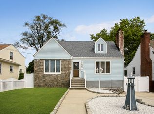 27 Tilrose Ave, Lynbrook, NY 11563