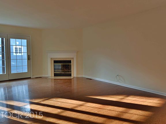 4th image of 160 Surrey Ct