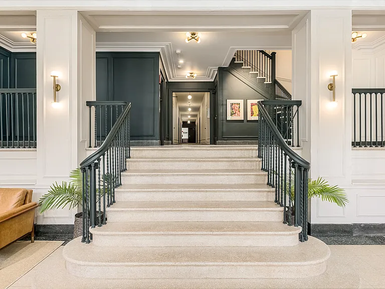 451 W Melrose St — Photo 2