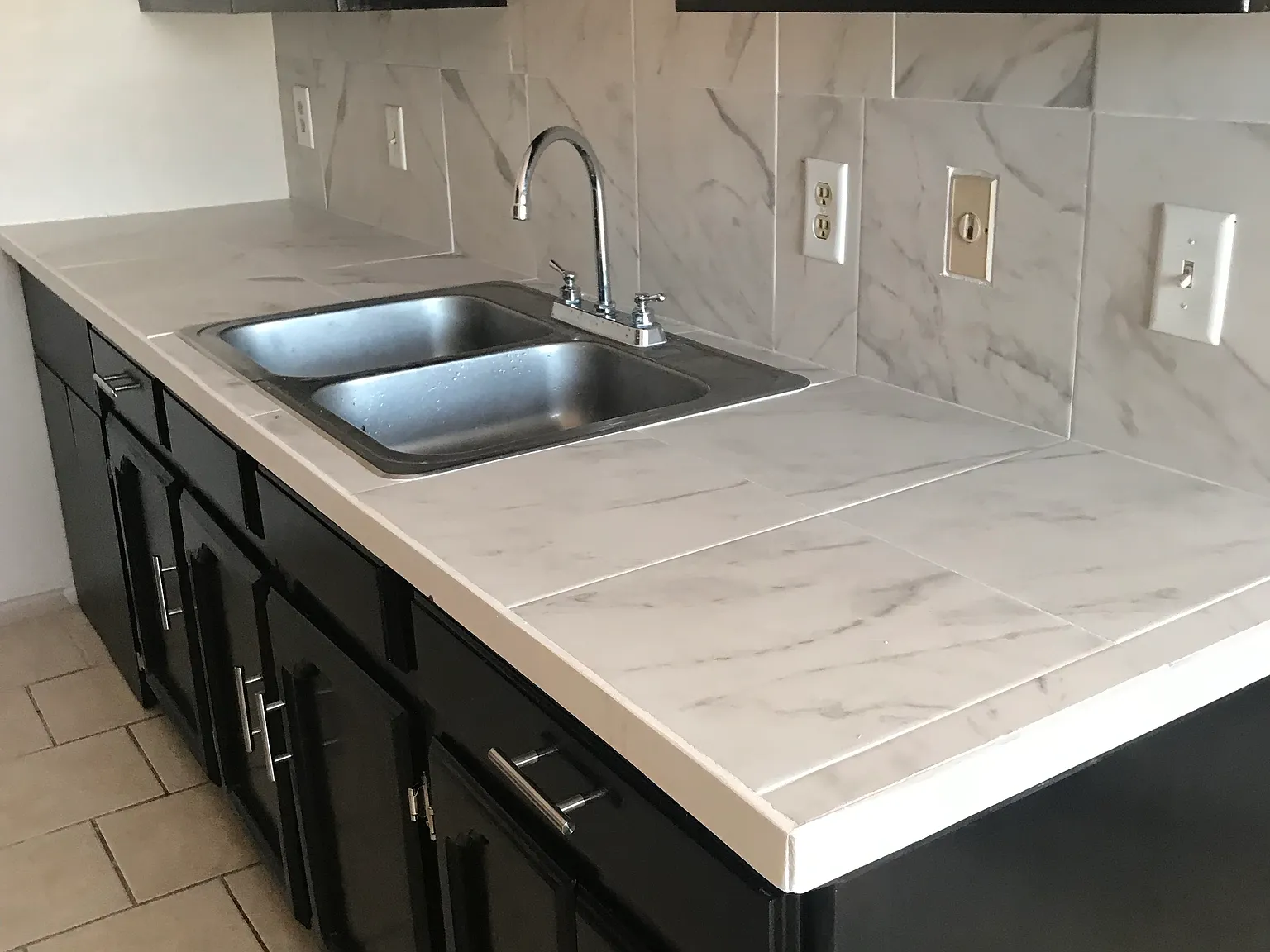 Raintree Condominiums — Photo 3