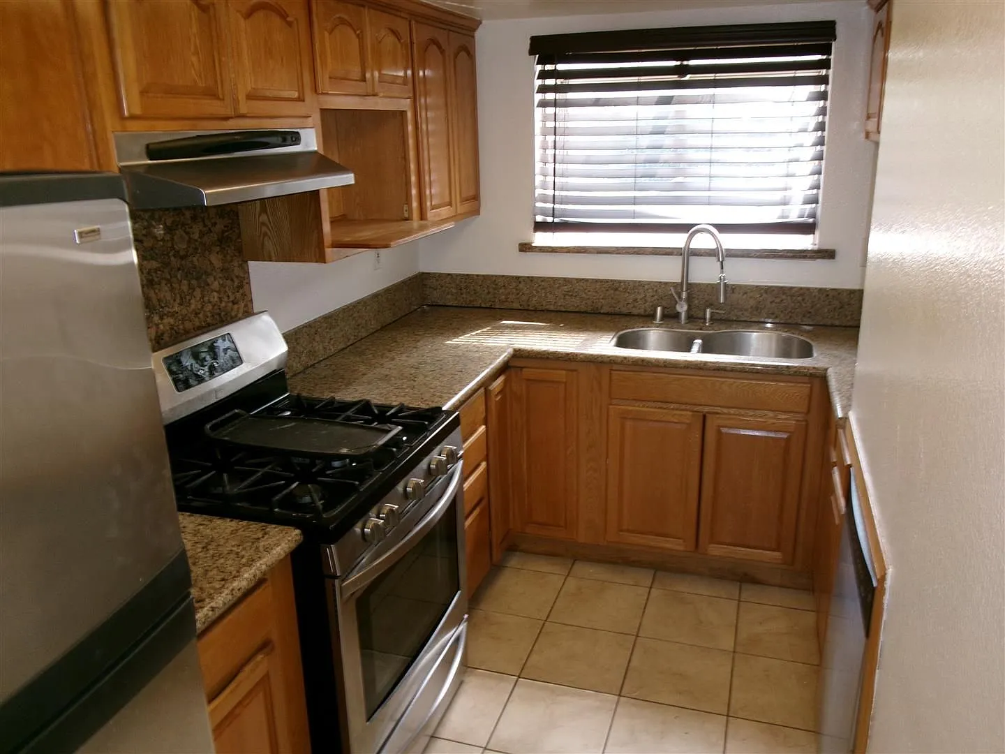 Charming 3-bedroom, 2 1/2-bath townhouse in Paramount - POOL — Photo 4